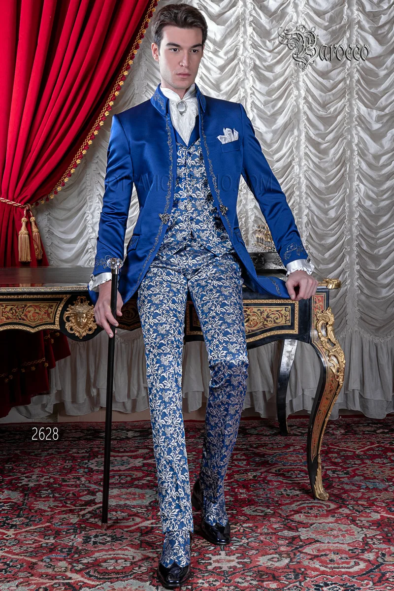 Abito sposo giacca lunga redingote barocco in raso blu ricami argento 1