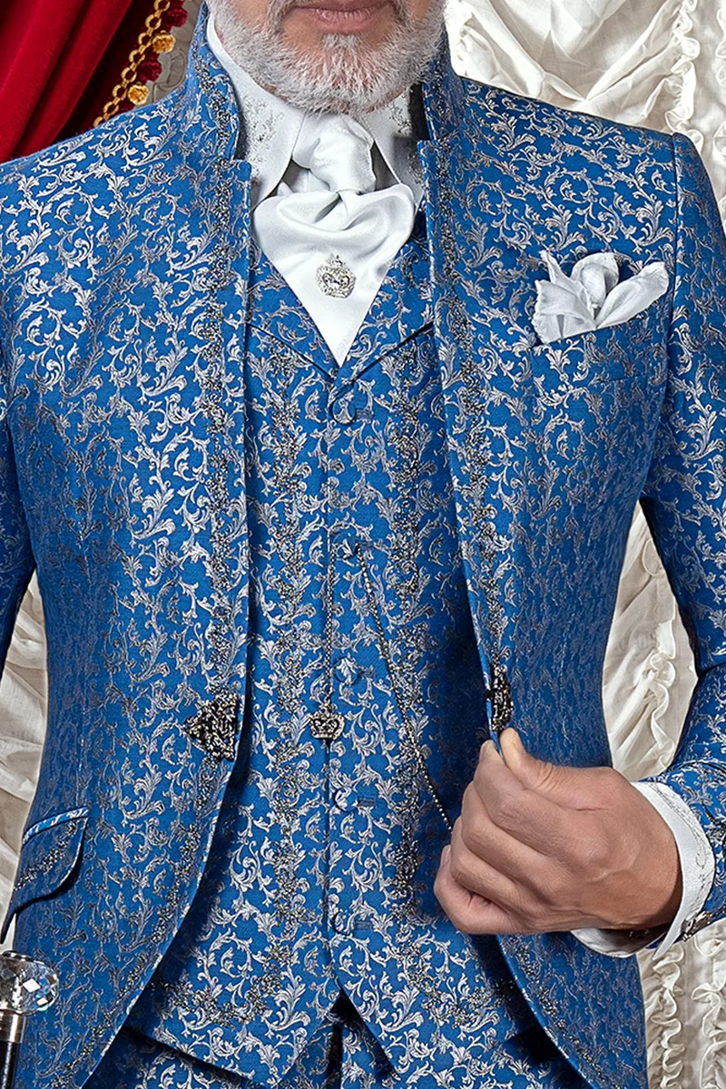 Abito da sposo coreana blu royal ricamata argento stile barocco 2