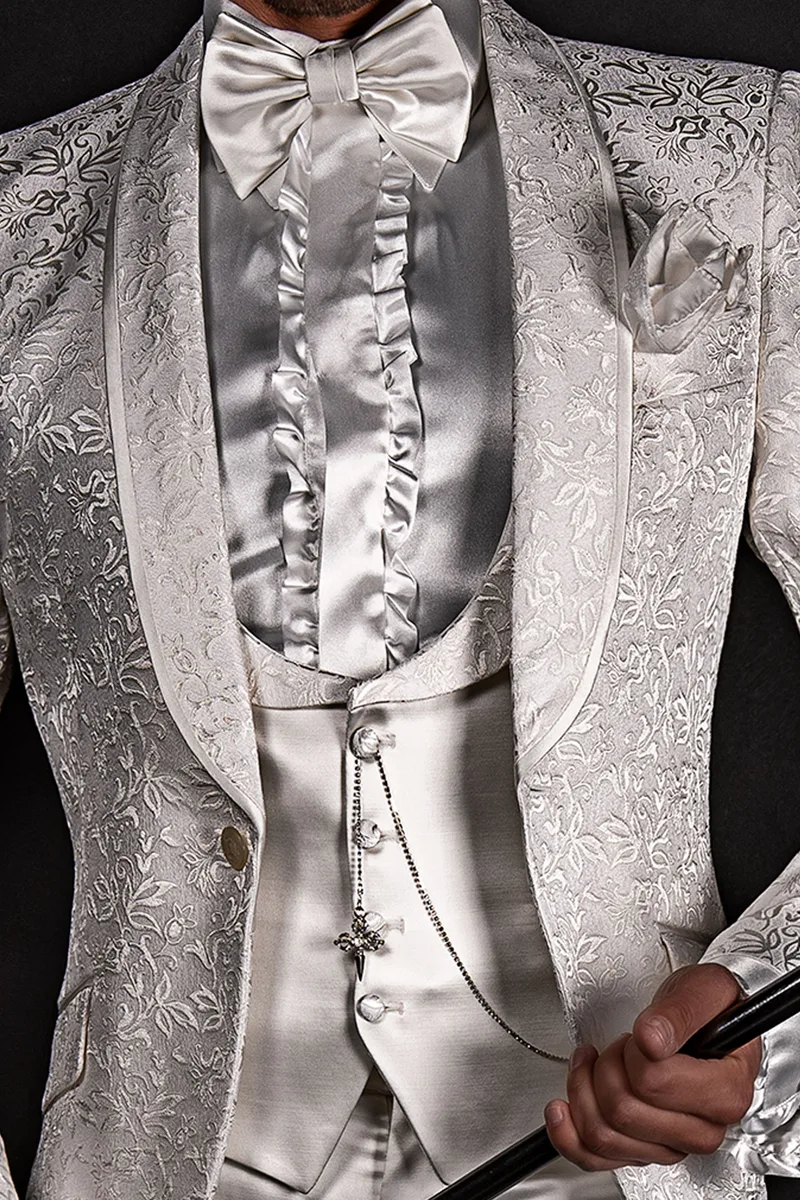 Abito smoking sposo damascato bianco, pantalone e gilet in raso 2