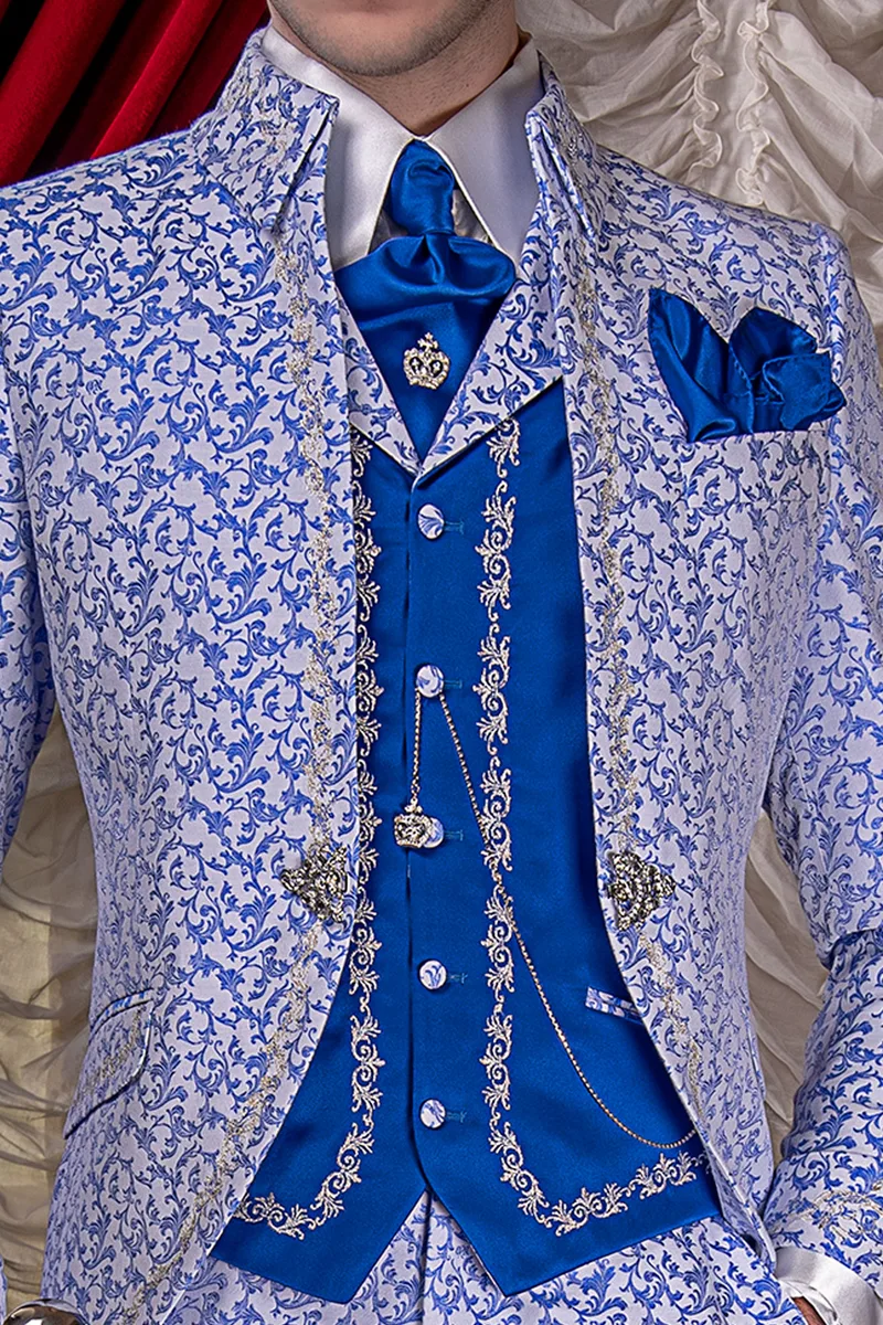 Abito sposo ricamato stile barocco damascato bianco e blu royal 2