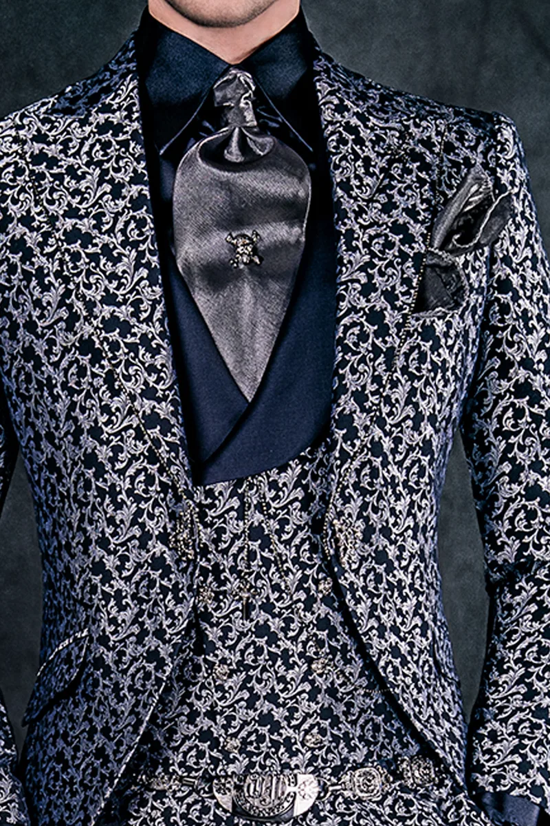 Abito sposo uomo stile gotico broccato blu argento e strass sul rever 2
