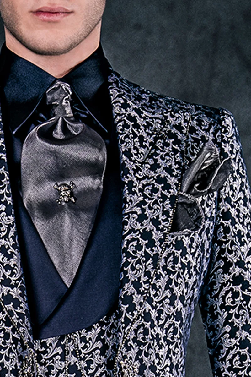 Abito sposo uomo stile gotico broccato blu argento e strass sul rever 3