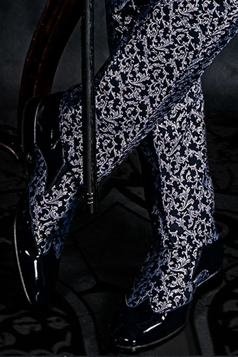 Abito sposo uomo stile gotico broccato blu argento e strass sul rever 4