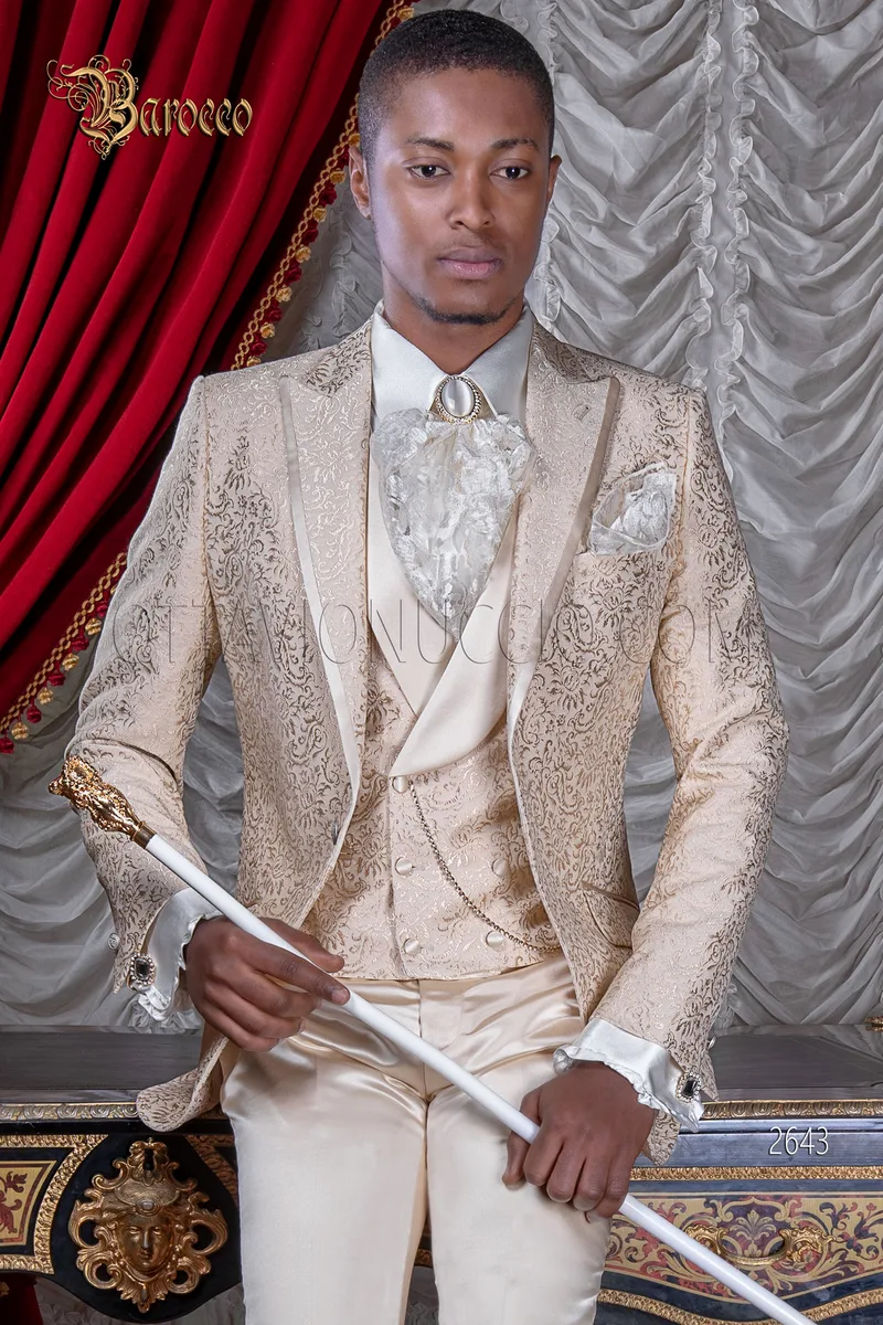 Abito damascato beige sposo per cerimonie stile barocco di lusso 1
