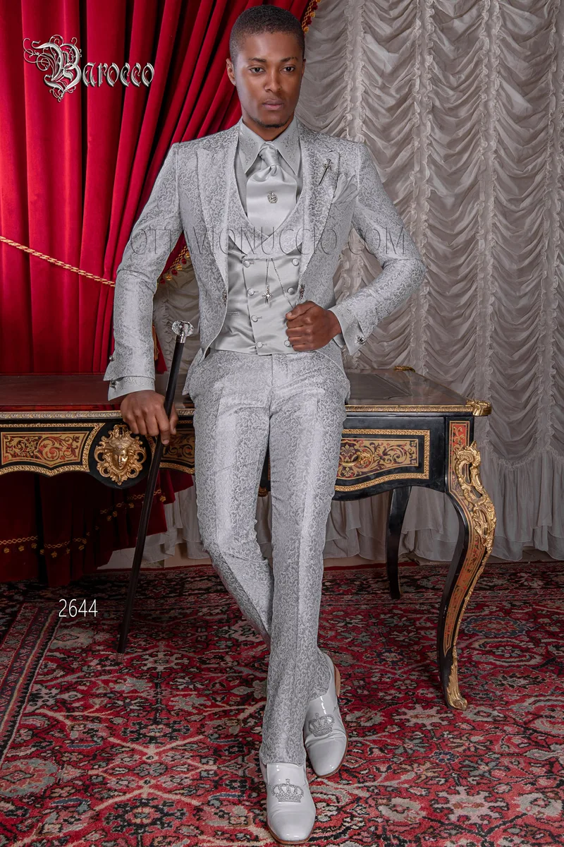 Abito sposo uomo moda barocco damascato grigio perla con bastone 1