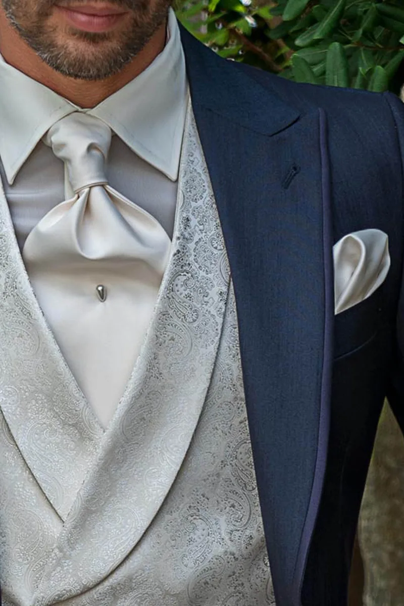 Abito cerimonia sposo blu lucido con Gilet doppiopetto damascato 3