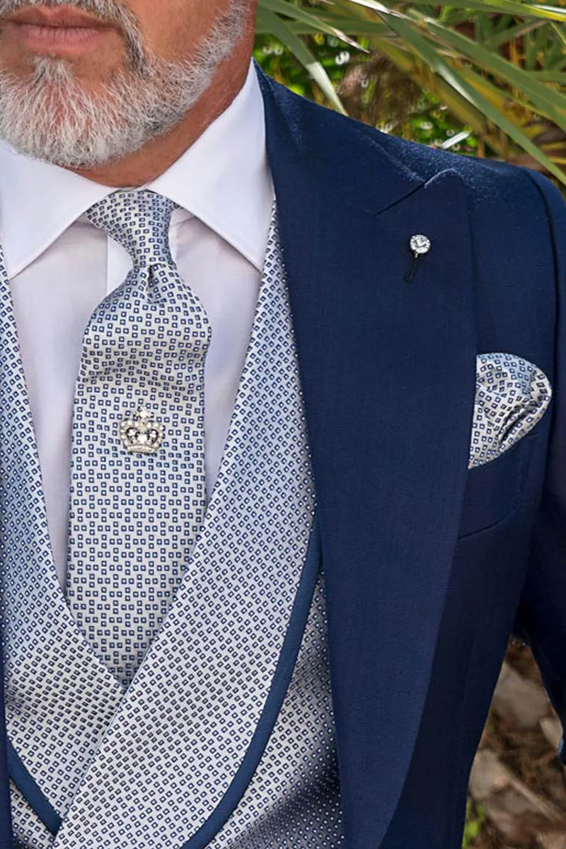 Abito da sposo elegante blu con gilet doppiopetto in seta 3