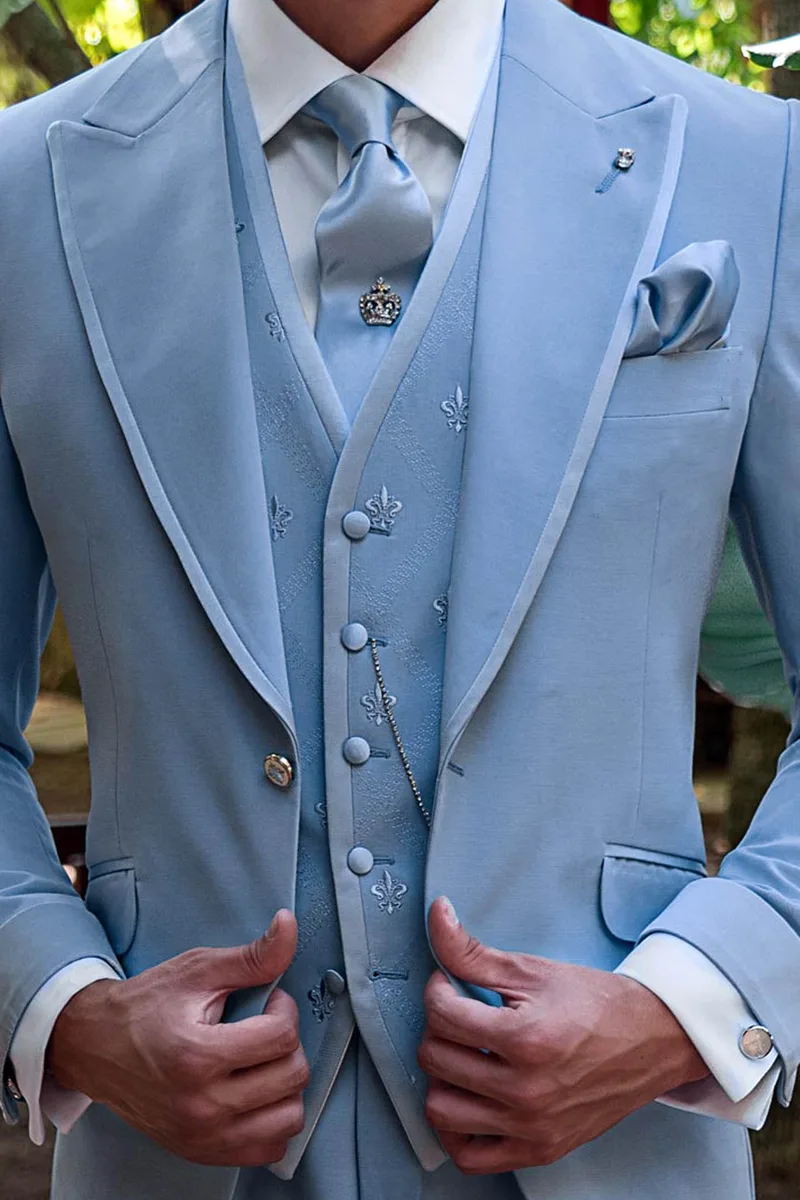 Gilet 5 bottoni in misto lana celeste con ricamo a tono