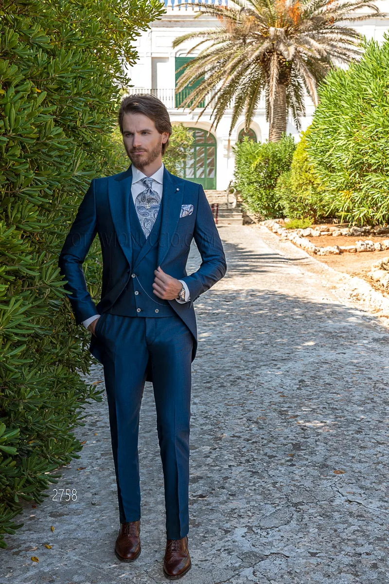 Abito modello Tight moderno in lana mohair blu royal e gilet doppiopetto – fi