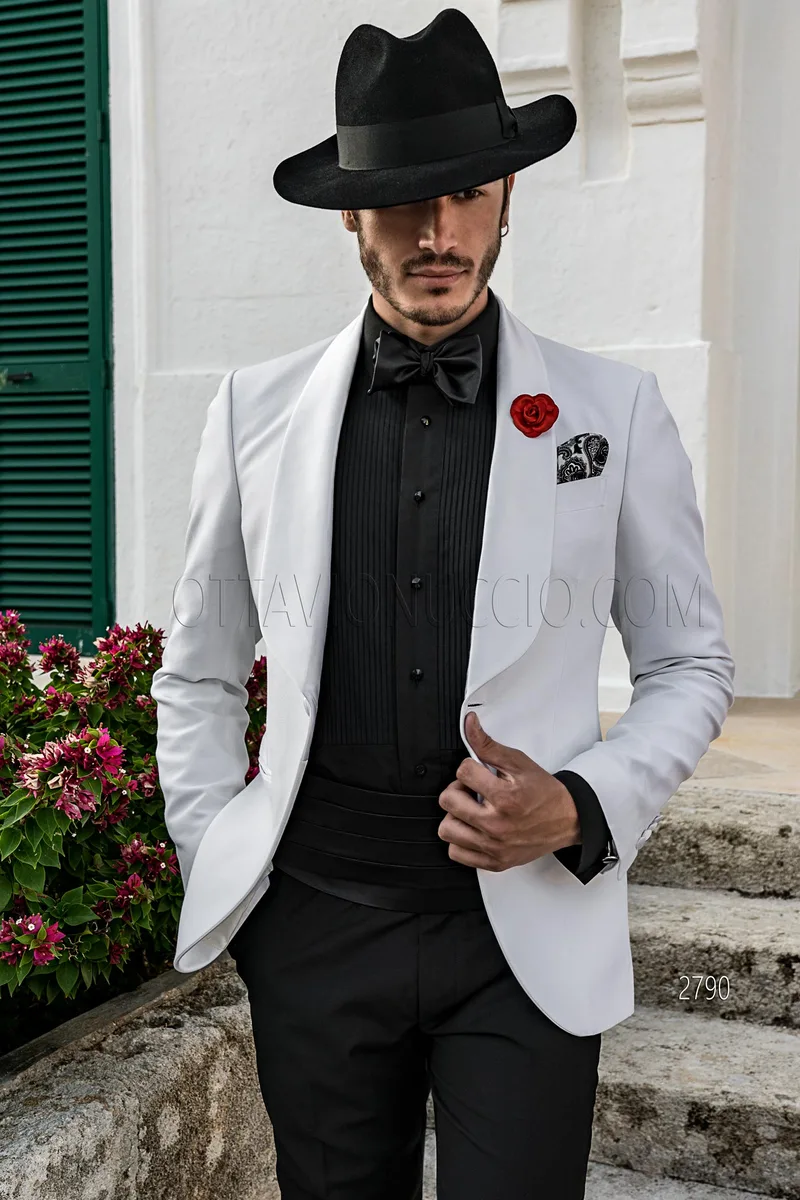Abito stile smoking con giacca bianca e pantalone nero 1