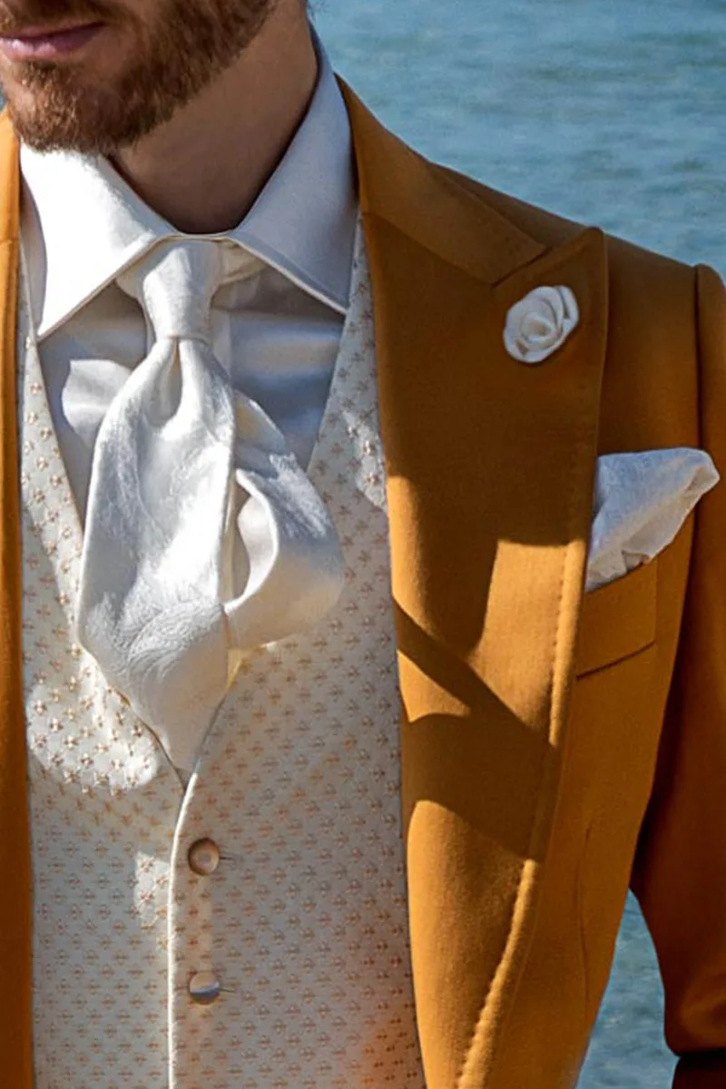 Abito cerimonia in satin oro per un matrimonio hipster-style 3
