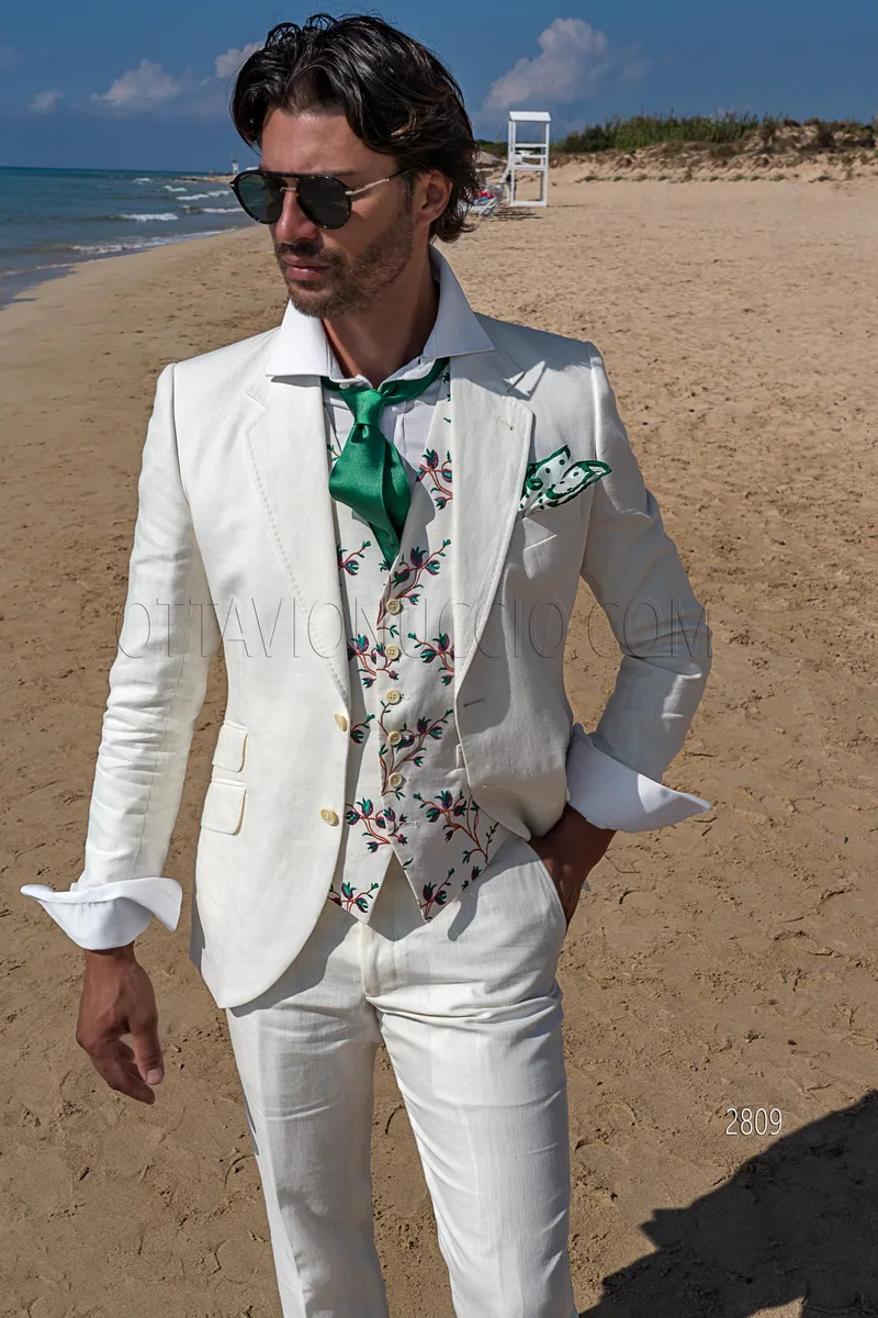 Abito cerimonia in lino bianco con gilet ricamato per un matrimonio in spiaggia 1