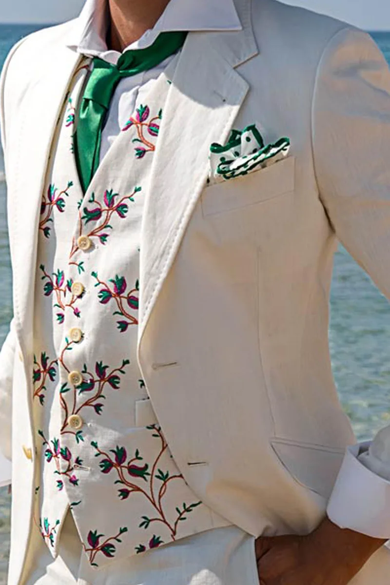 Abito cerimonia in lino bianco con gilet ricamato per un matrimonio in spiaggia 2