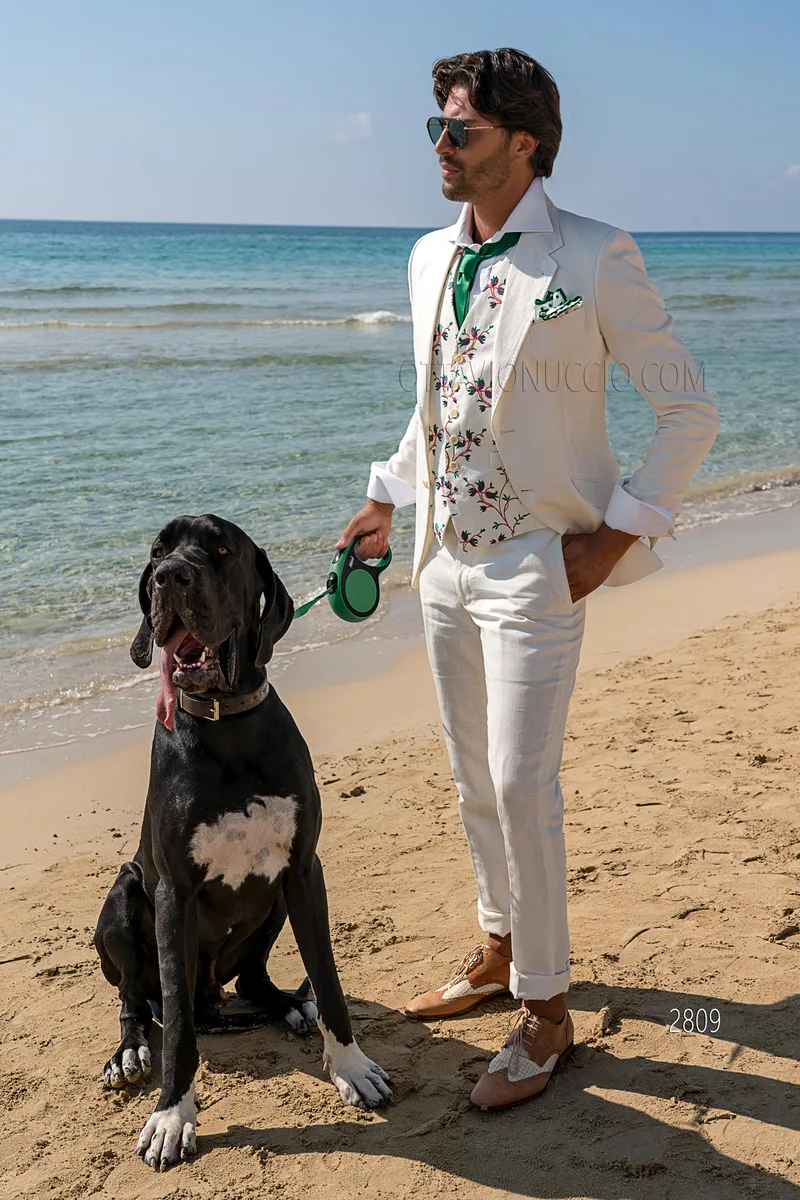 Abito cerimonia in lino bianco con gilet ricamato per un matrimonio in spiaggia 3