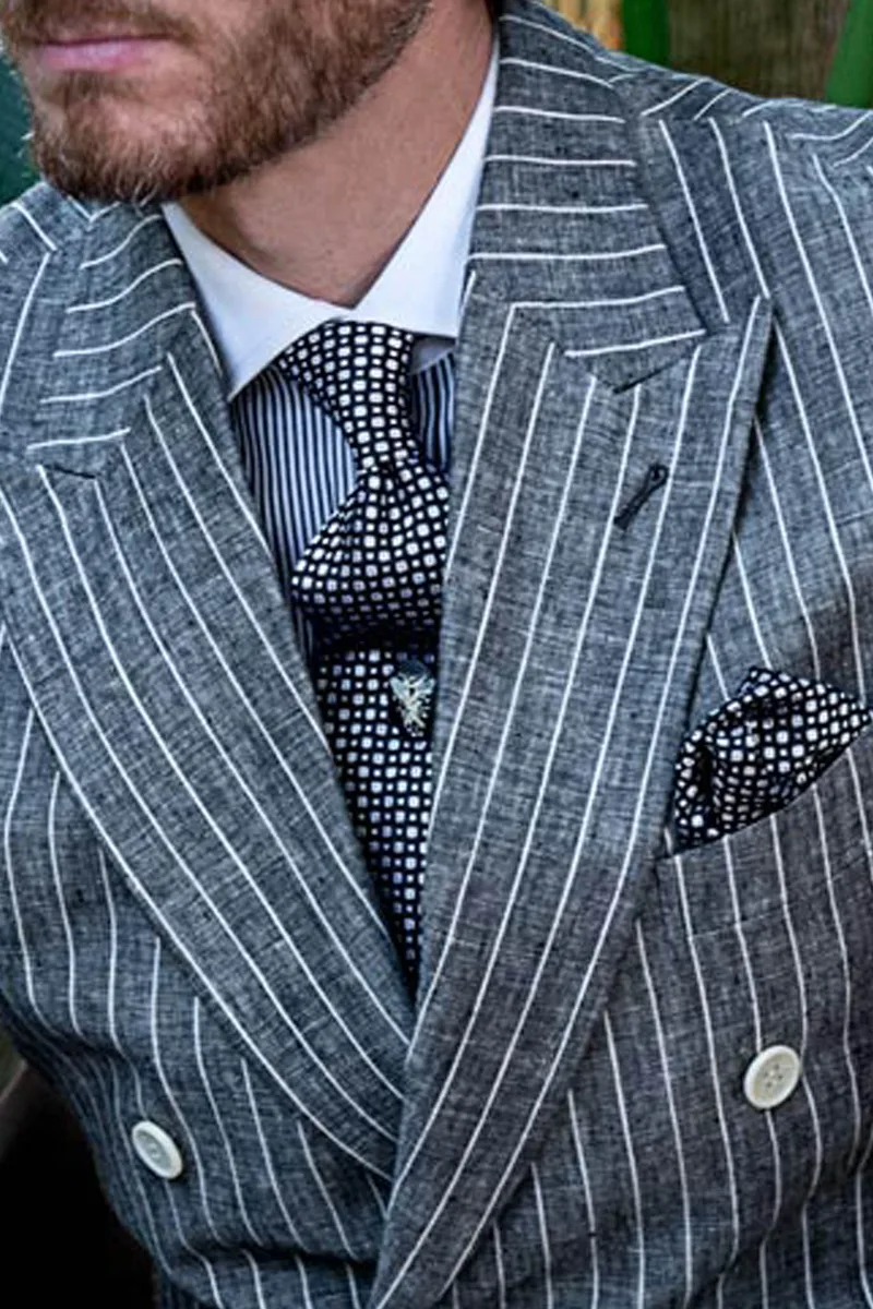 Abito doppiopetto uomo elegante in lino grigio gessato con riga diplomatica 2