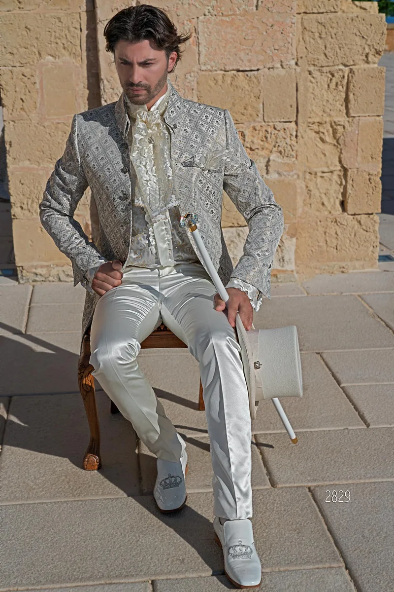 Abito cerimonia stile barocco con giacca broccata e pantalone avorio 1