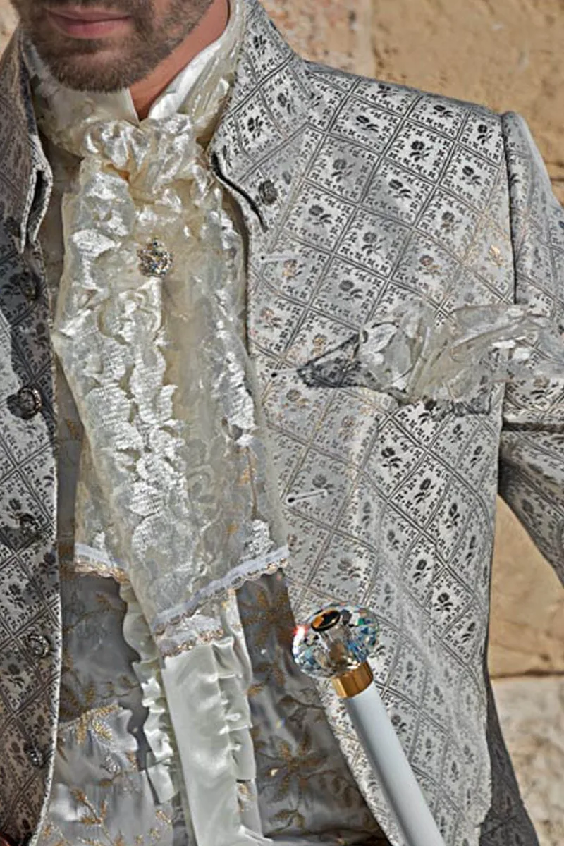 Abito cerimonia stile barocco con giacca broccata e pantalone avorio 2
