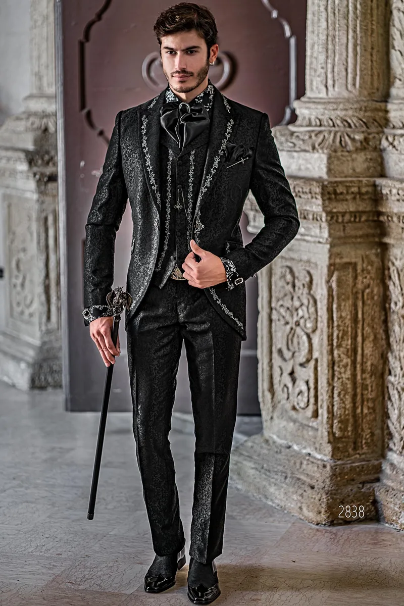 Abito da sposo redingote damascato nero con ricamo argento in stile gotico – fi
