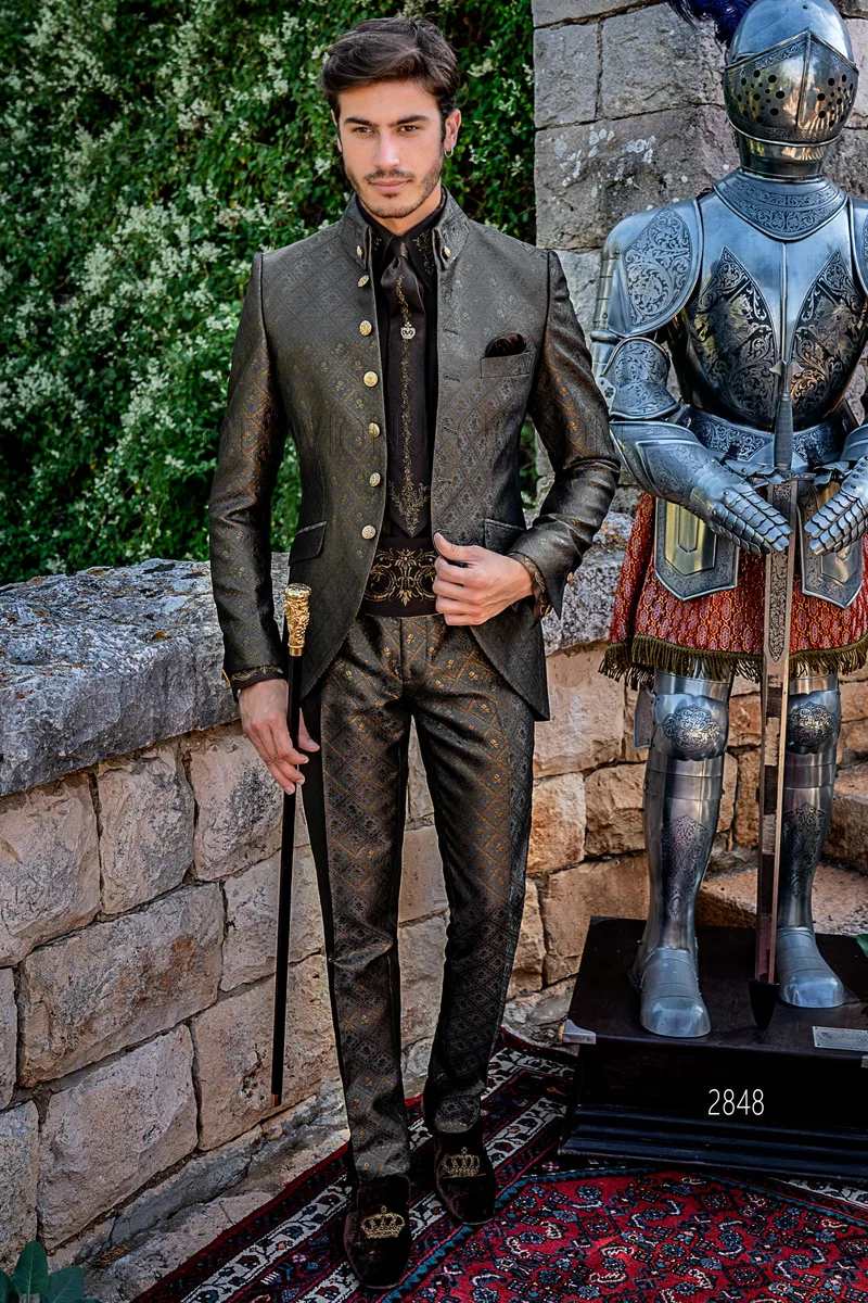 Abito cerimonia con collo napoleone broccato grigio e oro in stile gotico – fi