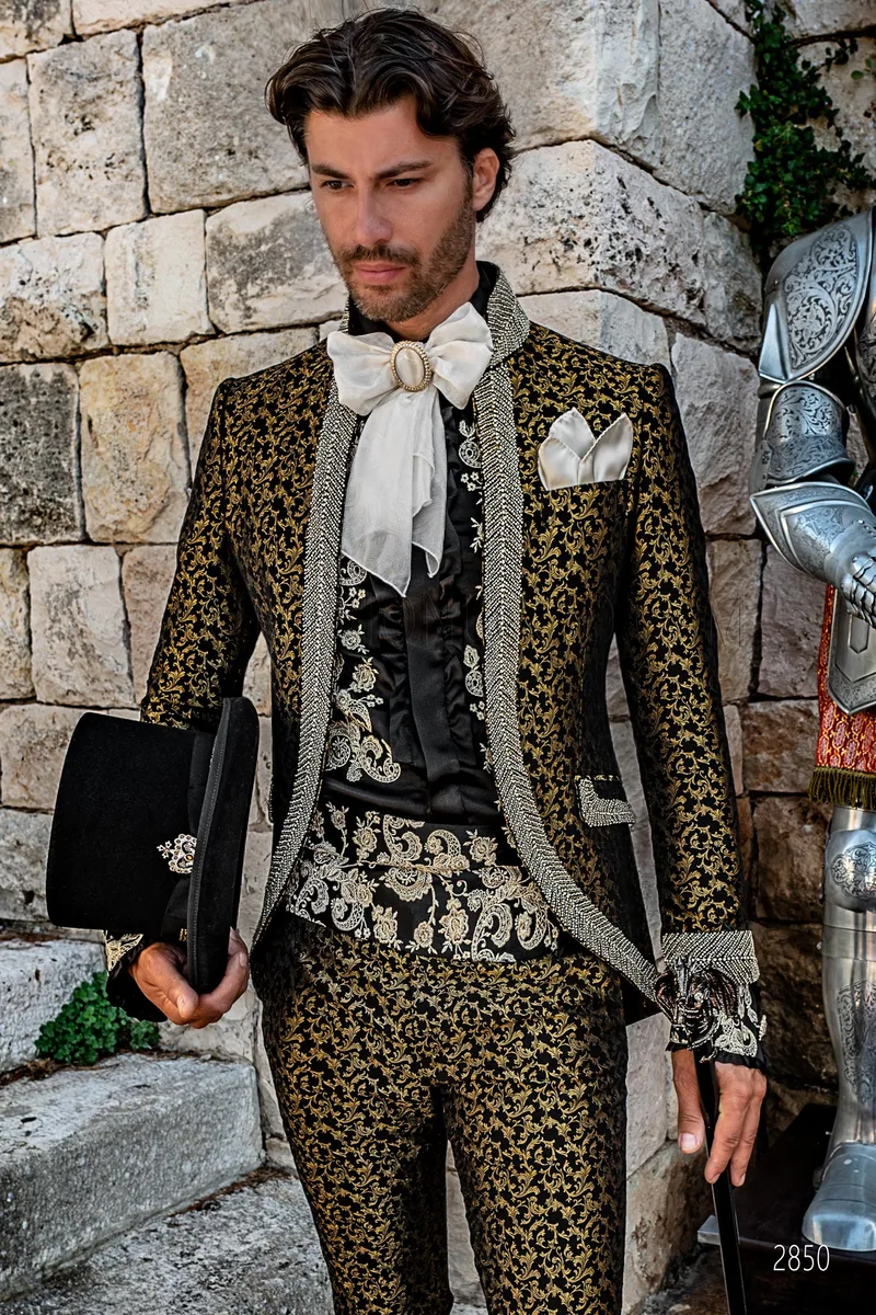 Abito lussuoso stile barocco damascato nero oro con passamaneria di cristalli – pa