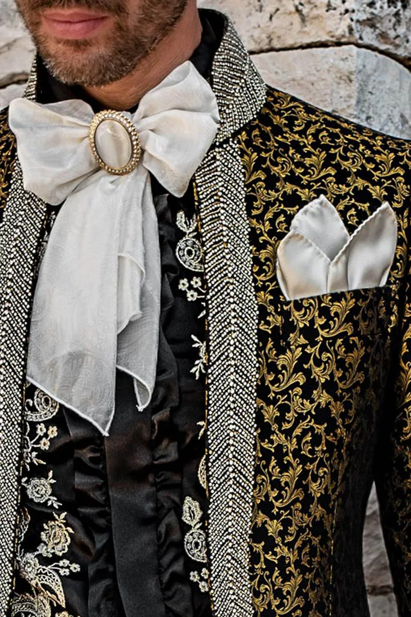 Abito lussuoso stile barocco damascato nero oro con passamaneria di cristalli 3