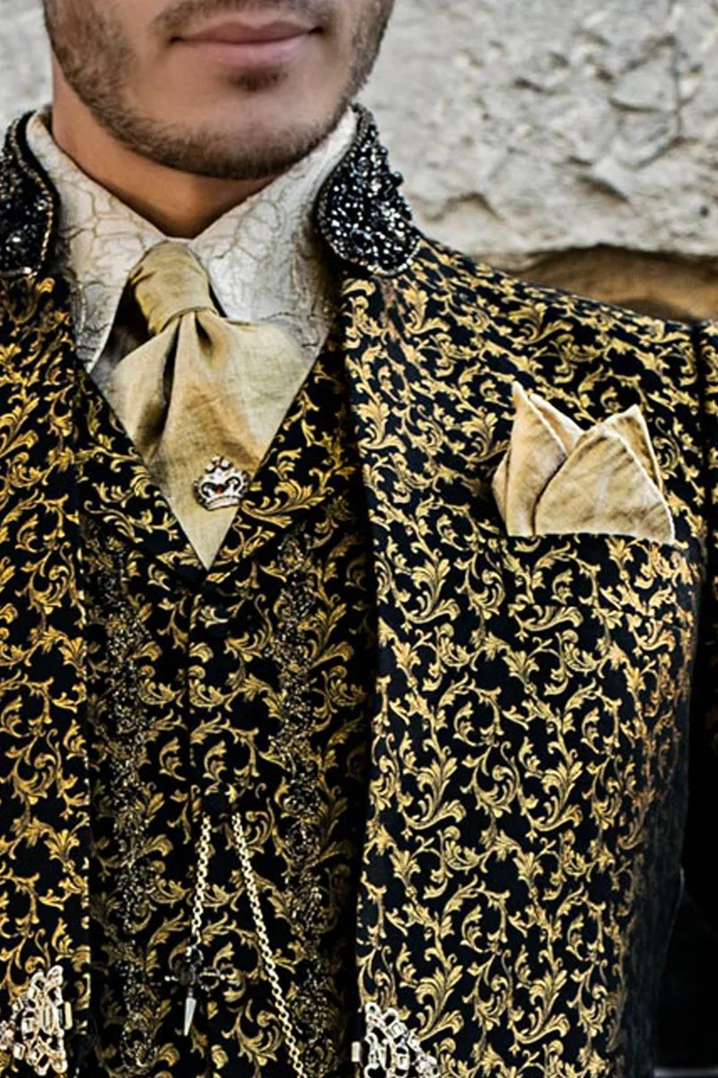 Abito coreano damascato nero oro con passamaneria di perle su collo 3