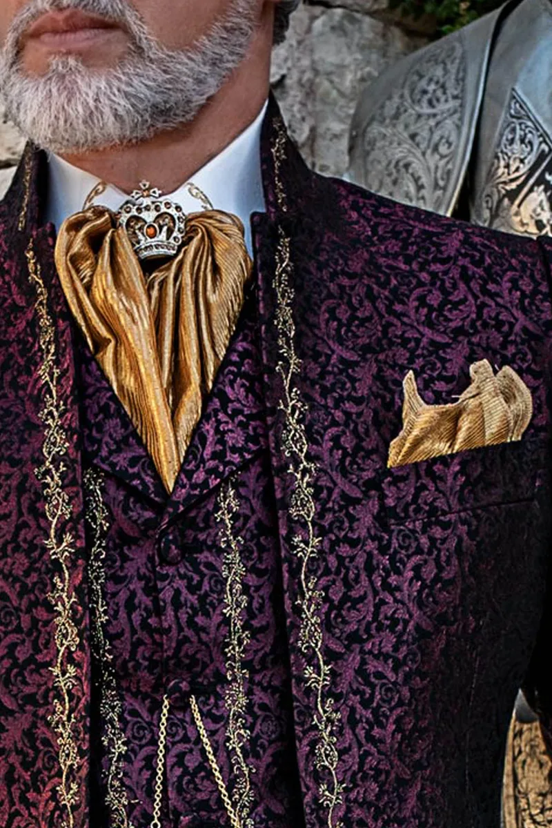 Abito cerimonia stile barocco damascato viola con ricami oro 3