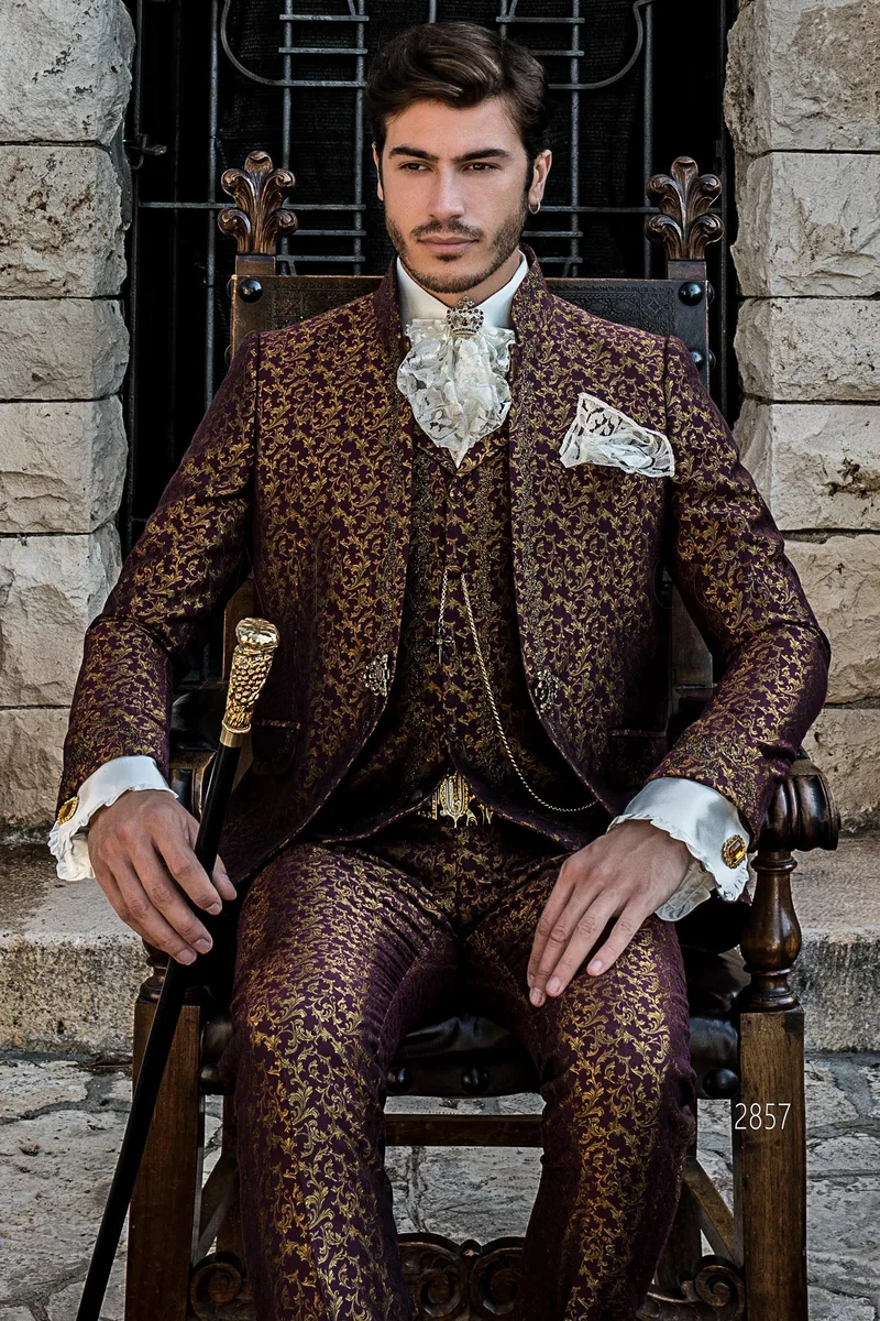 Completo uomo cerimonia barocco damascato bordeaux con ricamo nero-oro – pa