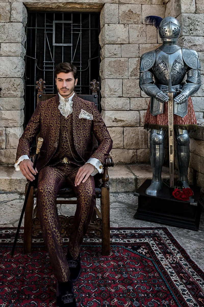 Completo uomo cerimonia barocco damascato bordeaux con ricamo nero-oro – fi