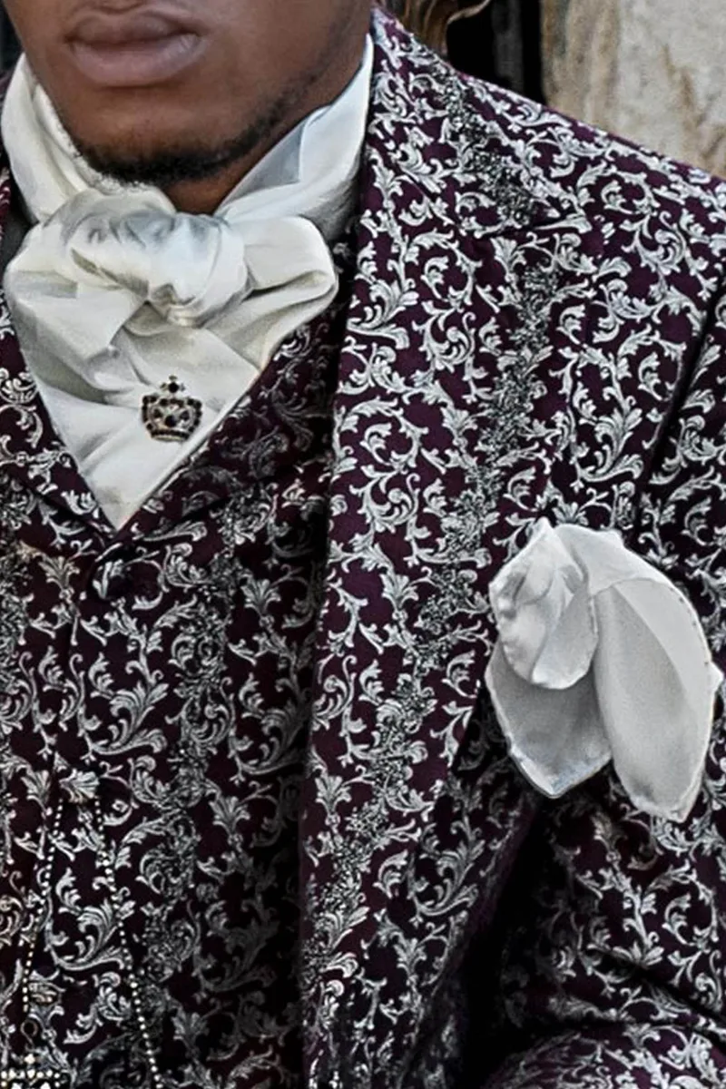 Abito uomo su misura stile barocco damascato prugna con ricamo nero-argento 3