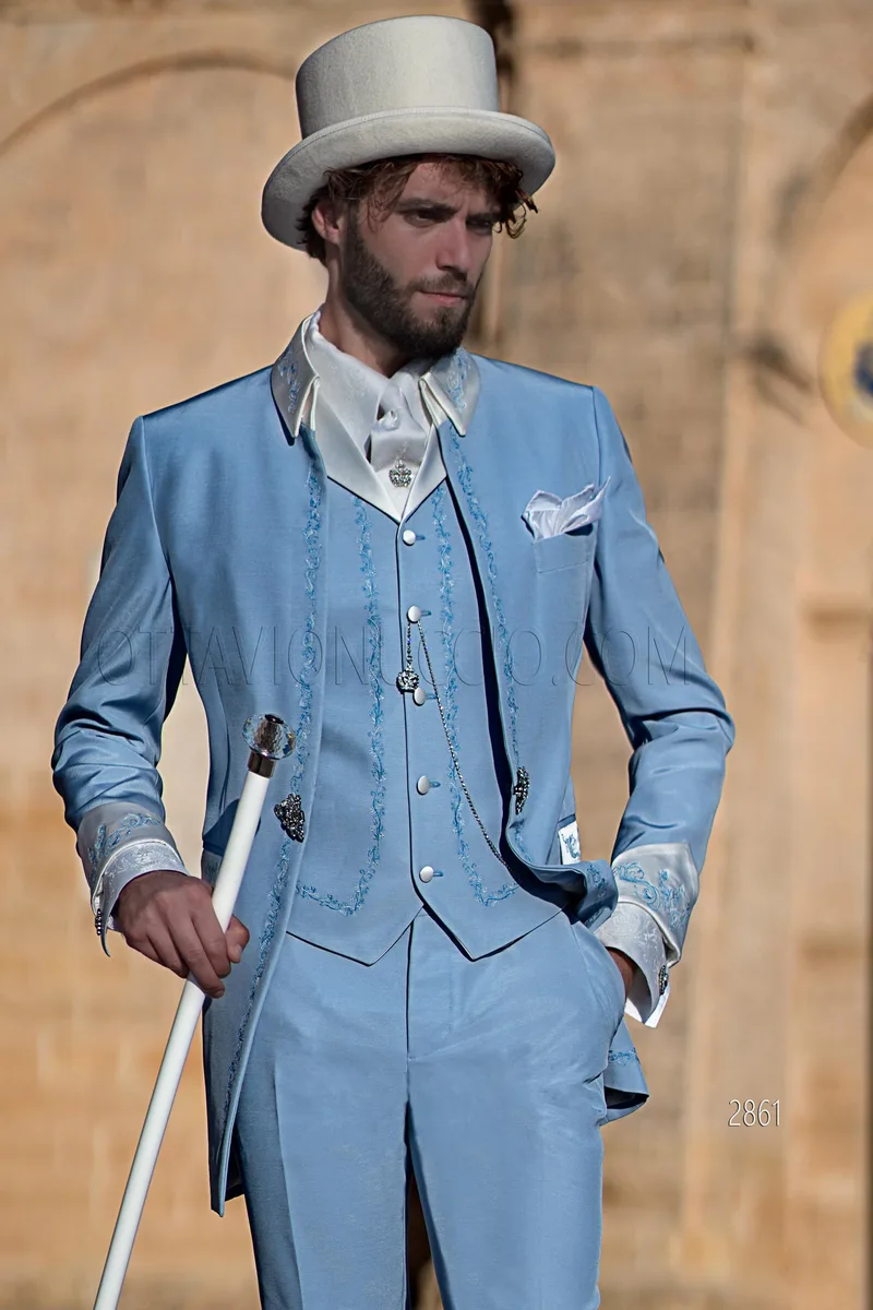 Completo signorile da cerimonia celeste con ricami a tono in stile barocco – pa