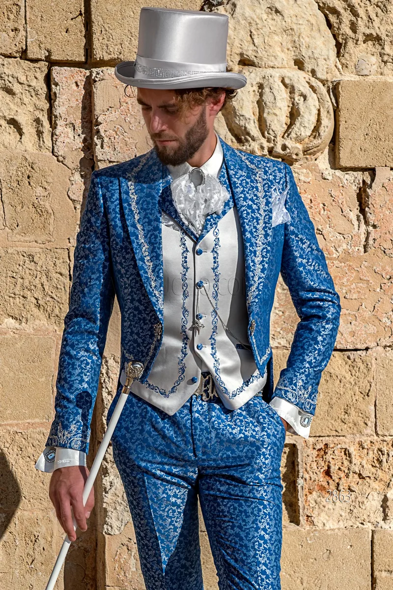 Frac stile barocco blu royal damascato con ricami argento in stile signorile – pa