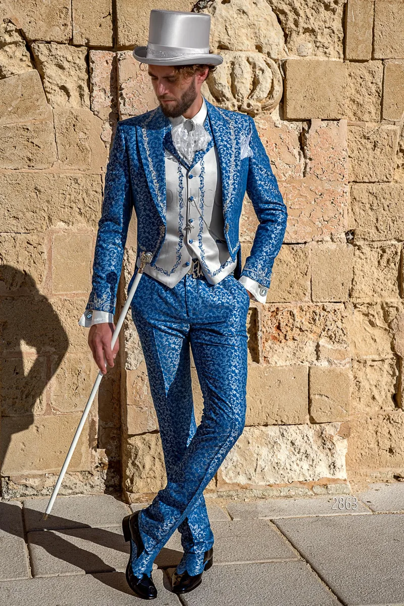 Frac stile barocco blu royal damascato con ricami argento in stile signorile – fi