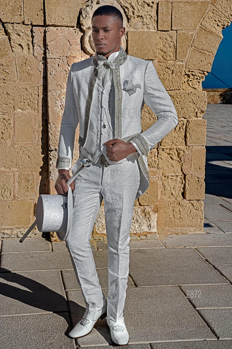 Frac coreano stile barocco damascato bianco con passamaneria cristallo – fi