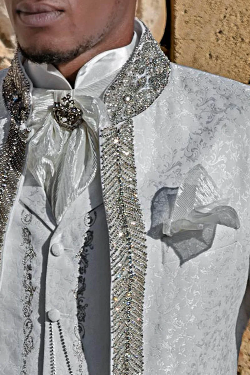 Frac coreano stile barocco damascato bianco con passamaneria cristallo 3