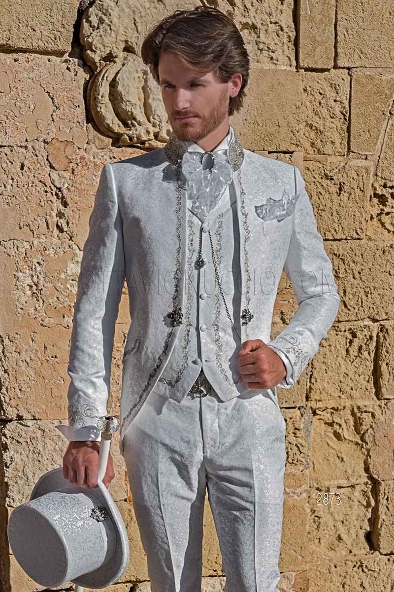 Abito coreano in stile barocco damascato bianco con ricami argento – pa