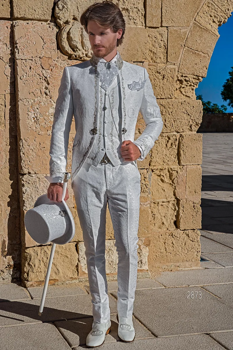 Abito coreano in stile barocco damascato bianco con ricami argento – fi