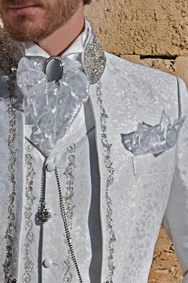 Abito coreano in stile barocco damascato bianco con ricami argento 3