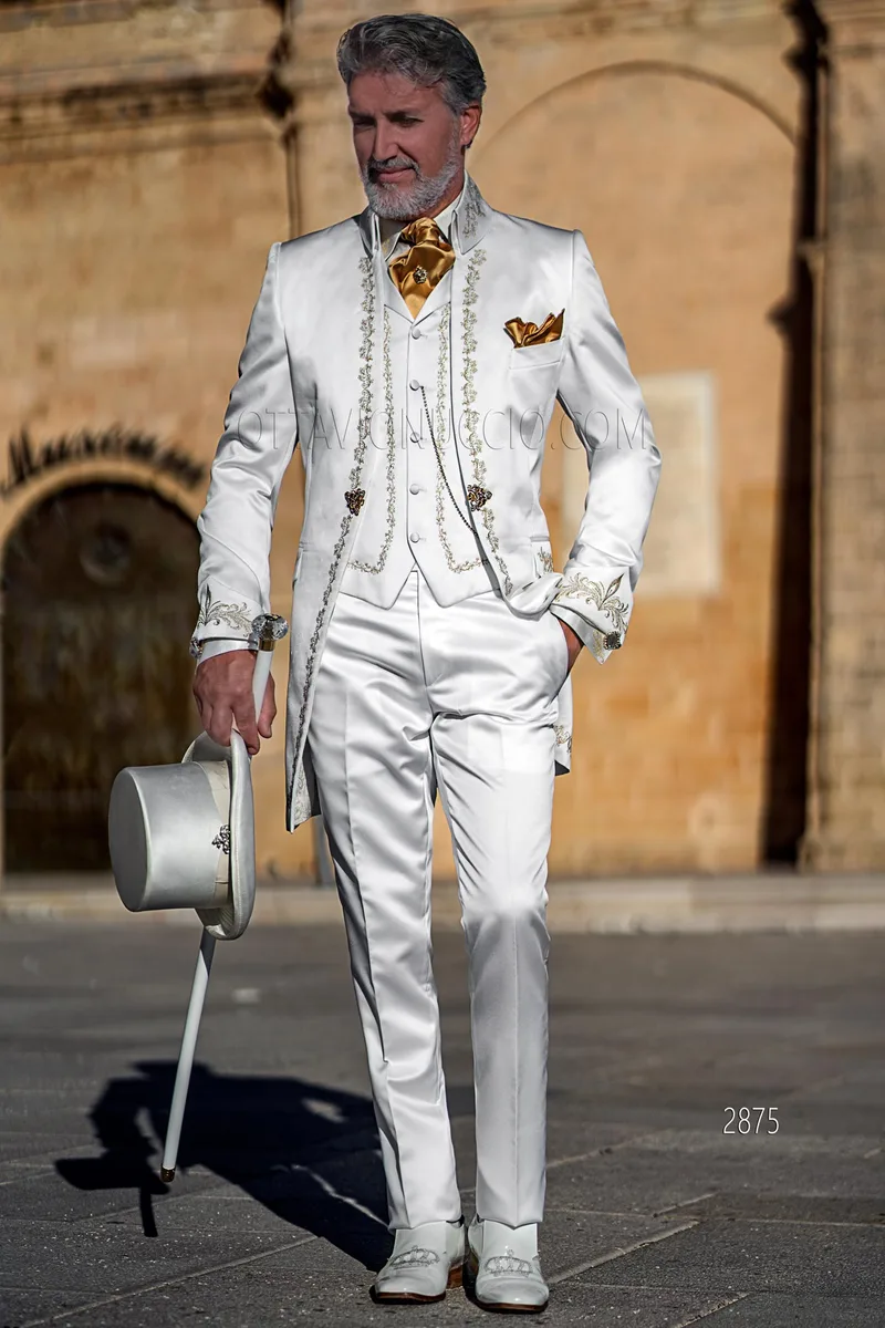 Abito barocco da cerimonia stile signorile in raso bianco con ricamo oro – fi