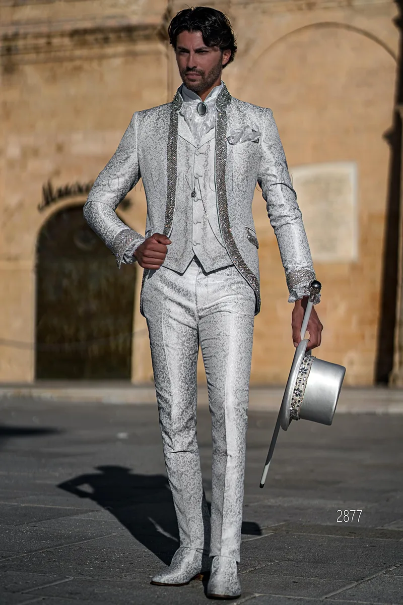 Abito barocco di lusso damascato grigio perla con passamaneria di cristalli – fi