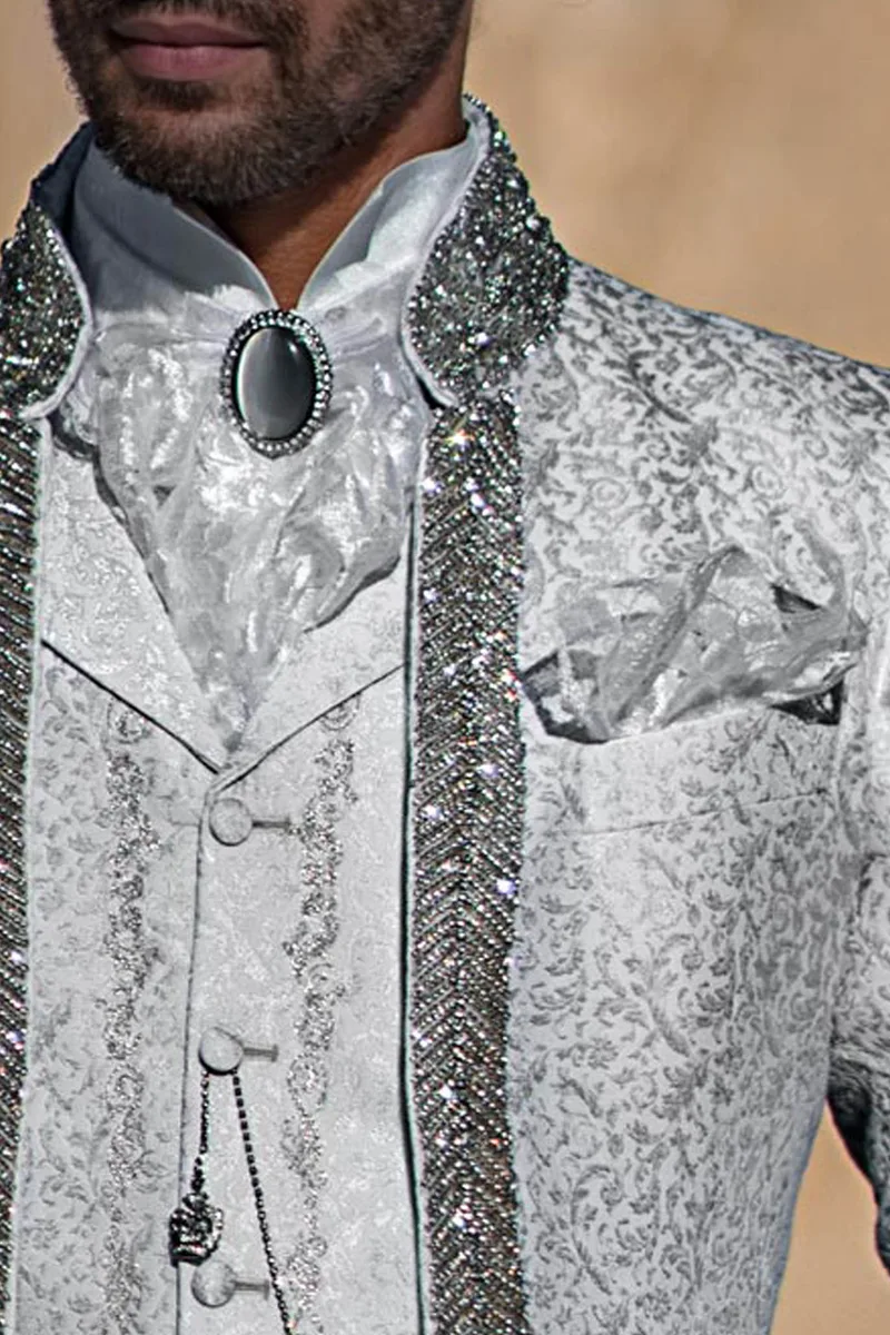 Abito barocco di lusso damascato grigio perla con passamaneria di cristalli 3