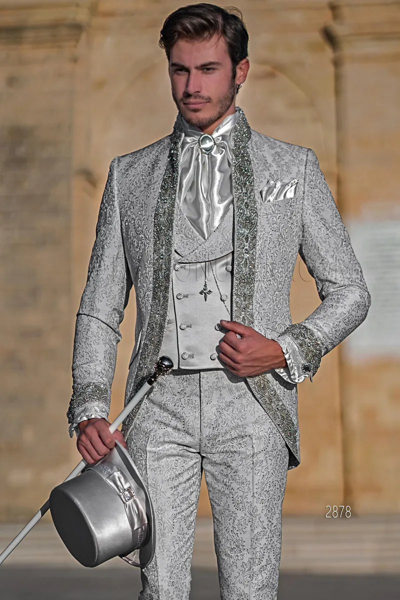 Abito stile principesco damascato grigio perla con passamaneria di cristalli – pa