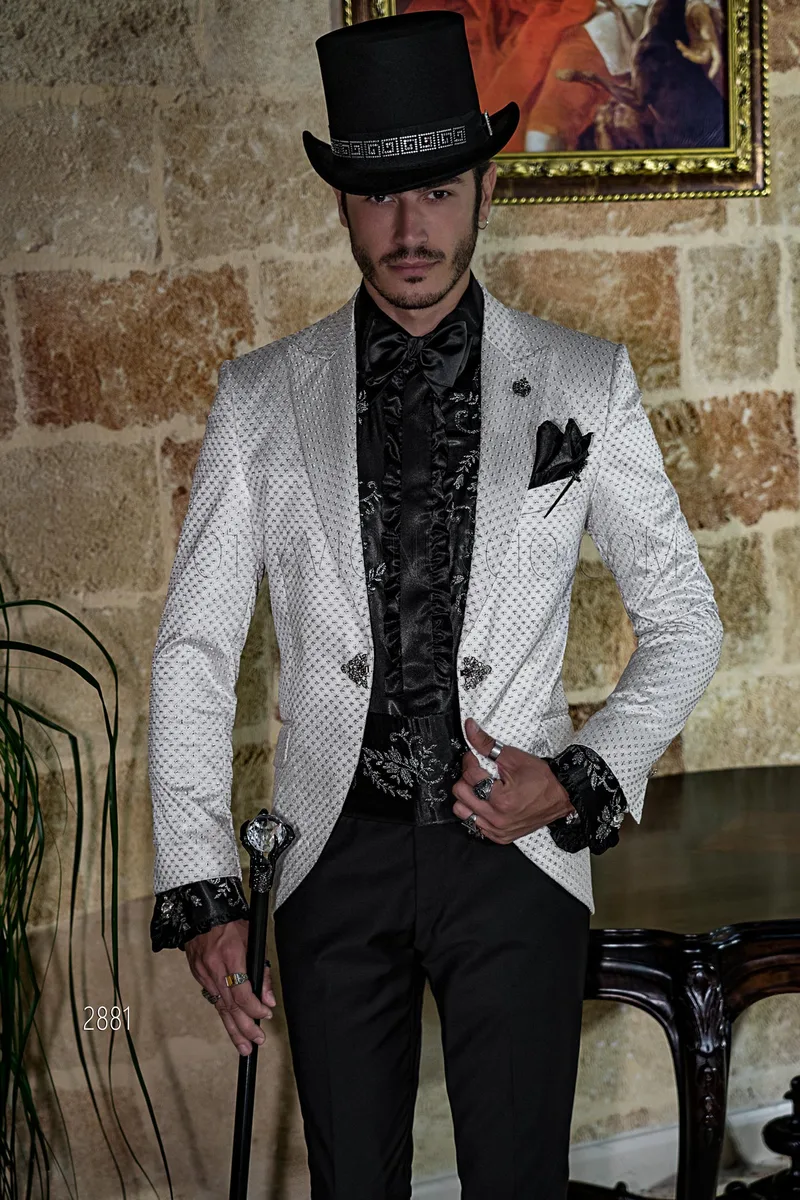 Abito stile steampunk, giacca raso bianca ricamo argento e pantalone nero 1