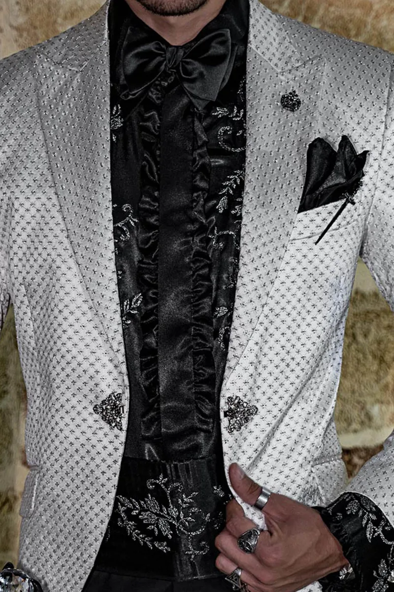 Abito stile steampunk, giacca raso bianca ricamo argento e pantalone nero 2