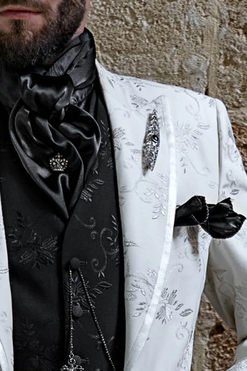 Giacca cerimonia uomo bianca con ricamo floreale argento e pantalone nero 3