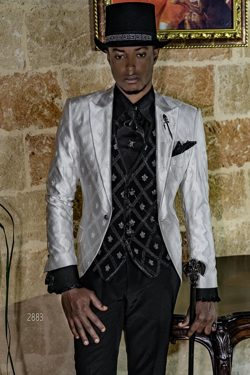 Giacca uomo gotica in raso bianco con ricamo perlato e pantalone nero 1