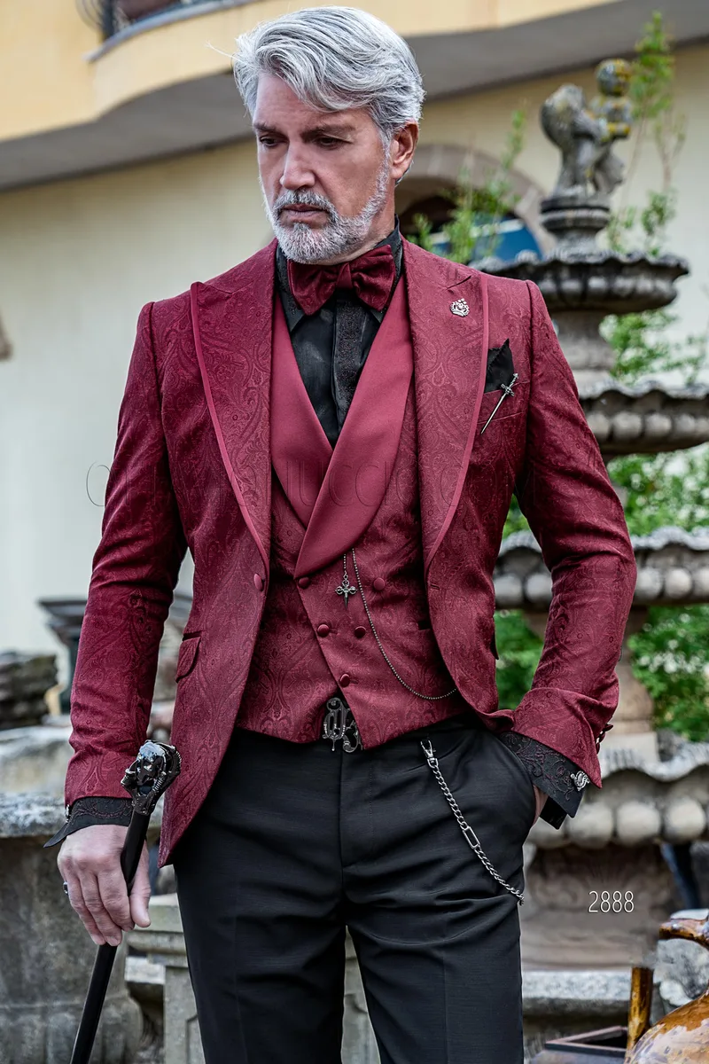 Abito cerimonia uomo damascato rosso con inserti in raso e pantalone nero 1
