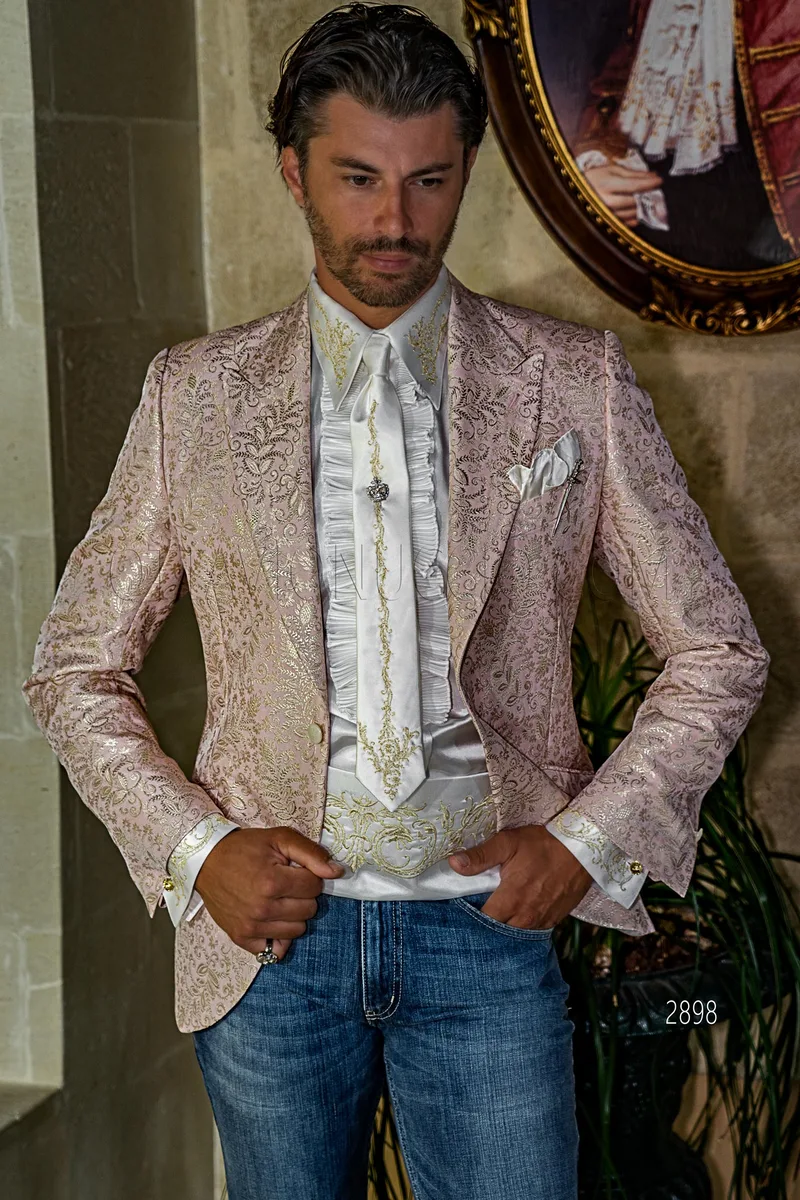 Blazer elegante uomo in tessuto broccato rosa con disegni floreali oro 1
