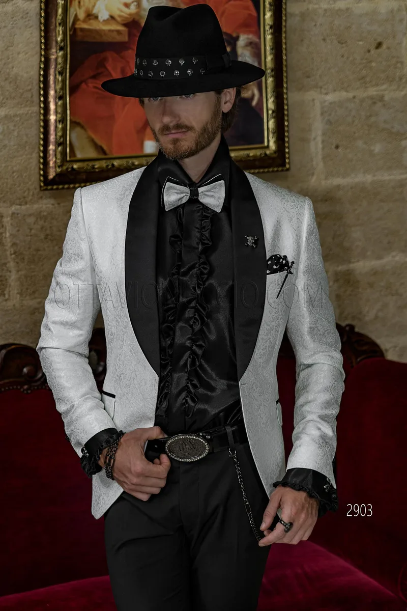 Smoking sciallato moderno con giacca damascata bianca e pantalone nero 1