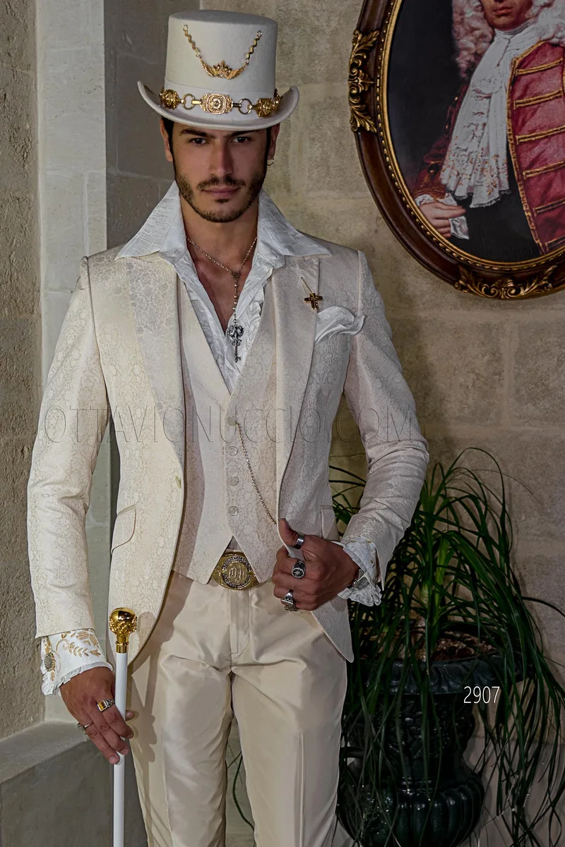 Abito cerimonia beige stile steampunk, giacca in jacquard e pantalone in tinta – pa